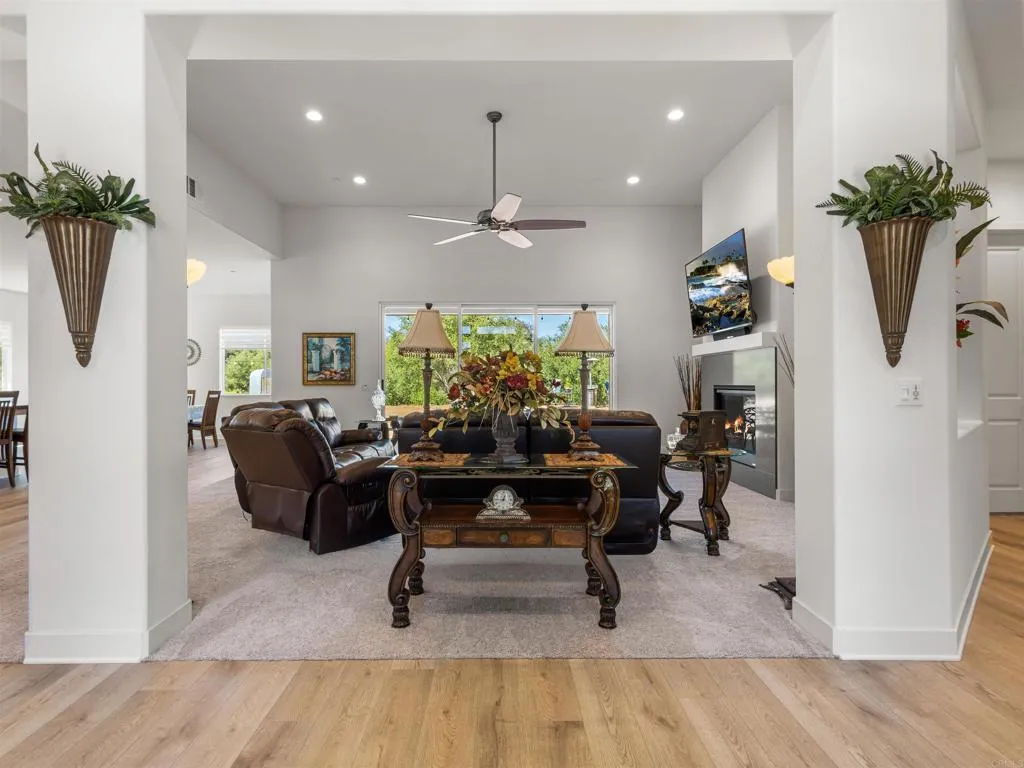 https://cdn.realtyfeed.com/cdn/127/306695850/71ea616316f98bc4ff21f2f595cd628e.webp