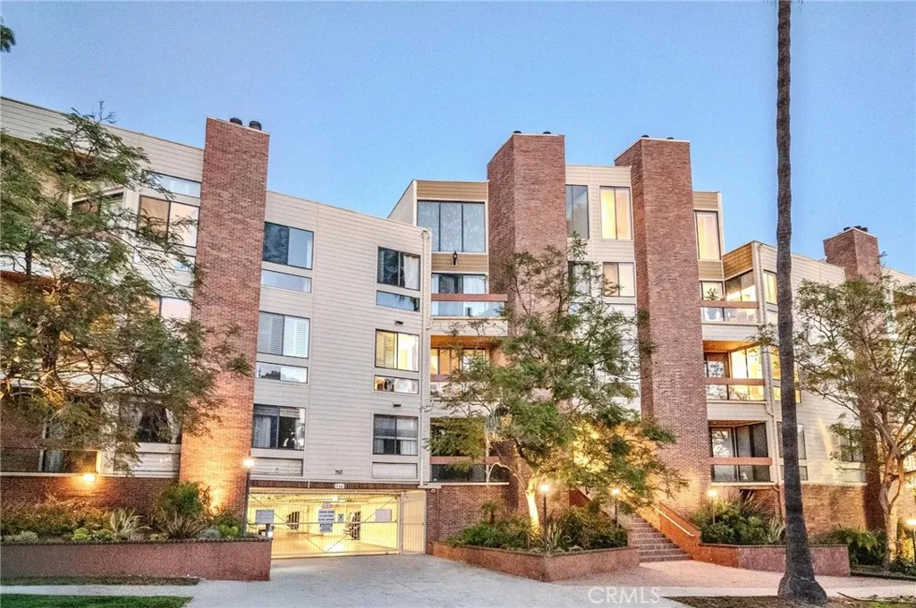 Los Angeles, CA 90049