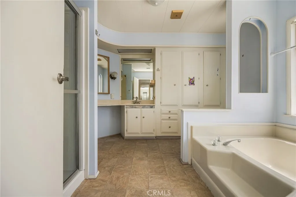 https://cdn.realtyfeed.com/cdn/127/306696841/b8a858358e7040d30ef6acdd47a84b60.webp