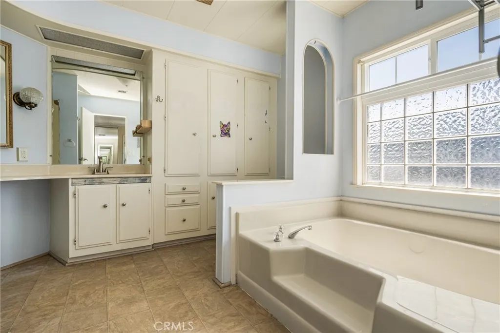 https://cdn.realtyfeed.com/cdn/127/306696841/c1d15cb4cb72748bd13e9f80e3d809aa.webp