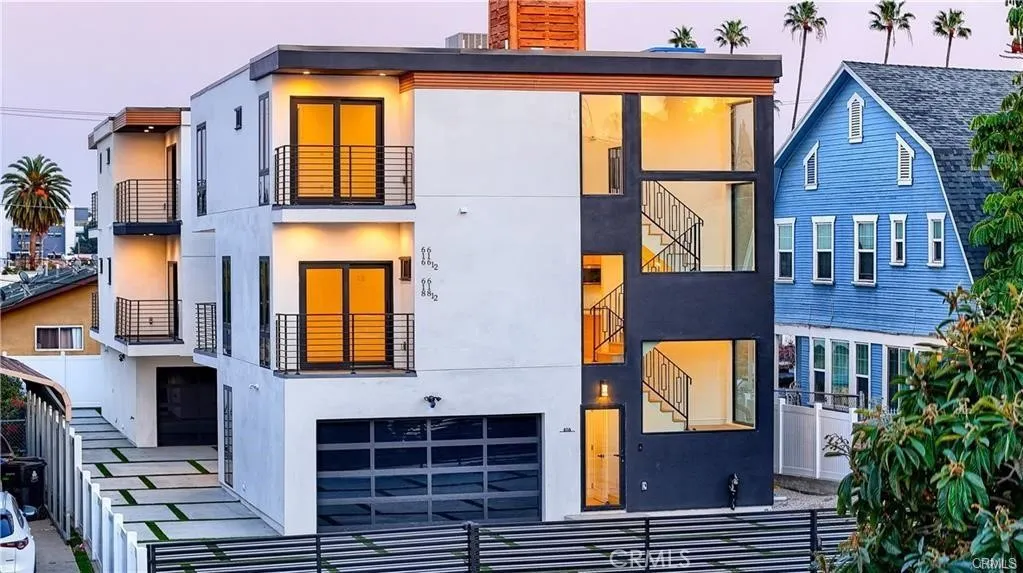 Los Angeles, CA 90004