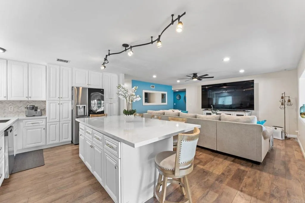 https://cdn.realtyfeed.com/cdn/127/306697419/556fb6c37539e0812860de54124fba86.webp