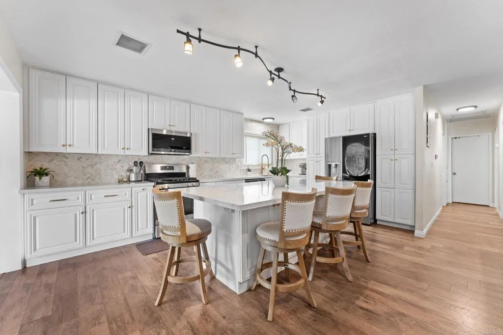 https://cdn.realtyfeed.com/cdn/127/306697419/8c72d8197b0a2a0349a6b409f343e983.webp