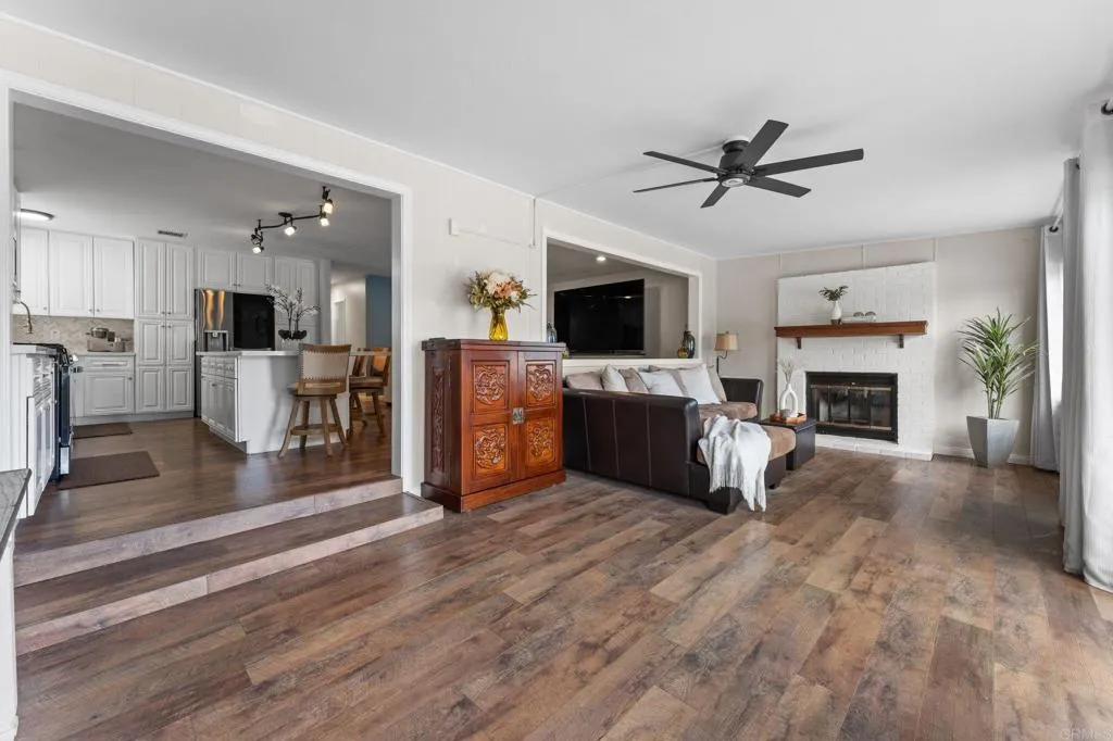 https://cdn.realtyfeed.com/cdn/127/306697419/f03337376b49924c53075d813fad8d4f.webp