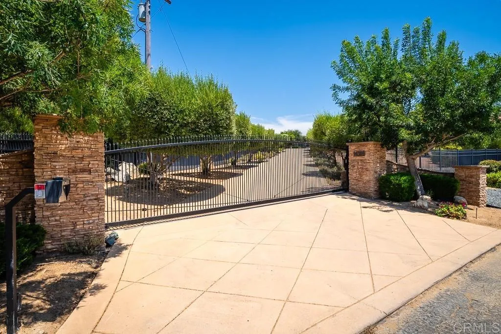 https://cdn.realtyfeed.com/cdn/127/306697489/73837af1a946302d386138525b28ee40.webp