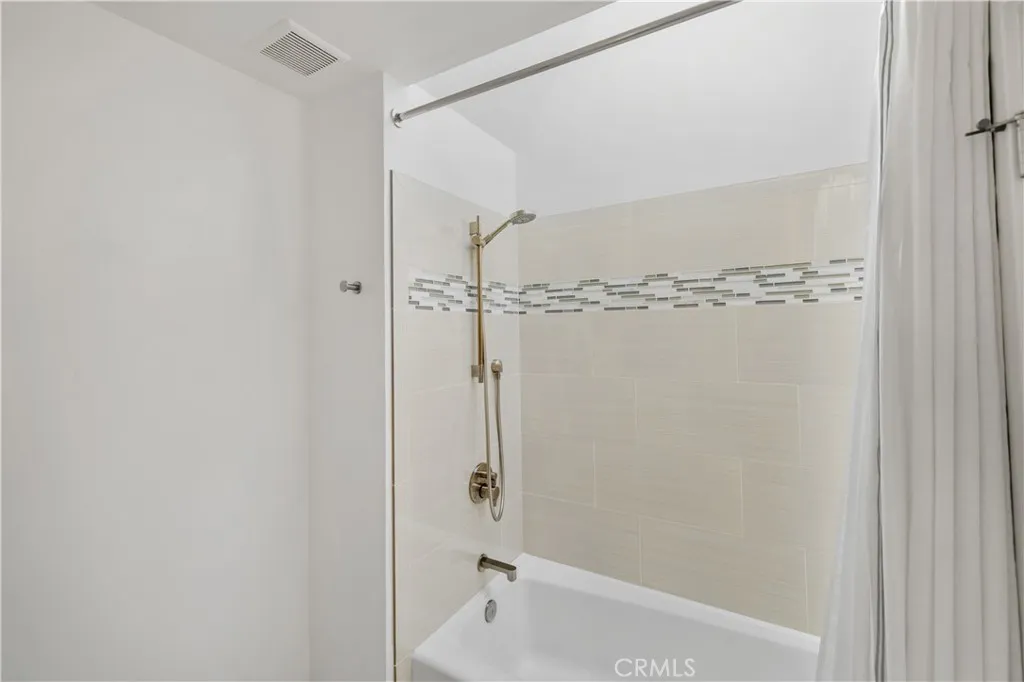 Photo #18: DW26074544 Listing: Photo #18