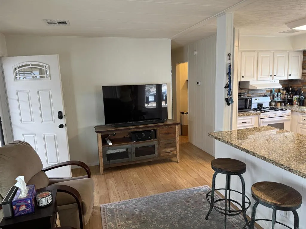 https://cdn.realtyfeed.com/cdn/127/306699860/594d1612a689472ddd4ff93de0263f8e.webp