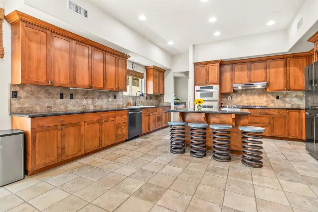 https://cdn.realtyfeed.com/cdn/127/306699874/4c8db63a1a1582c16d1273204dbea5f8.webp