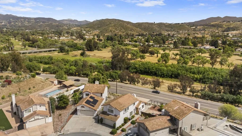 https://cdn.realtyfeed.com/cdn/127/306699937/8848f0480d47ea771d7a3ab86d32bcbf.webp