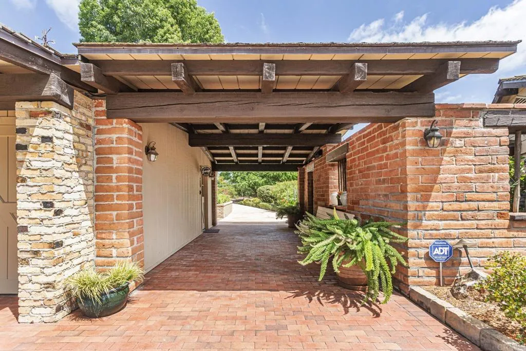 https://cdn.realtyfeed.com/cdn/127/306700337/40386bd6167e1d04f5347a15fe1d1a68.webp