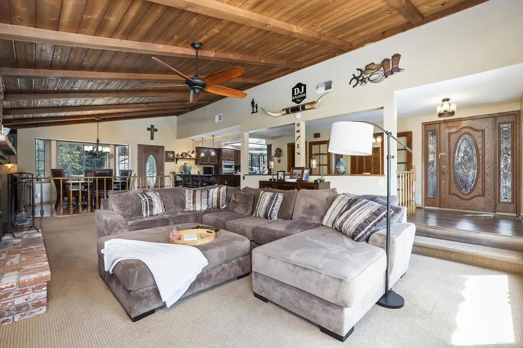 https://cdn.realtyfeed.com/cdn/127/306700477/ad2d559378c15bfe8f57294cc676b4ff.webp