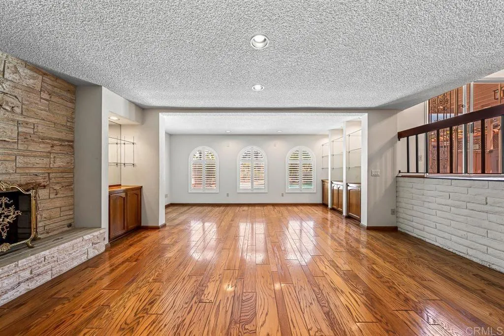 https://cdn.realtyfeed.com/cdn/127/306700996/dde15a49ed17f41866cd66d42bd50c92.webp