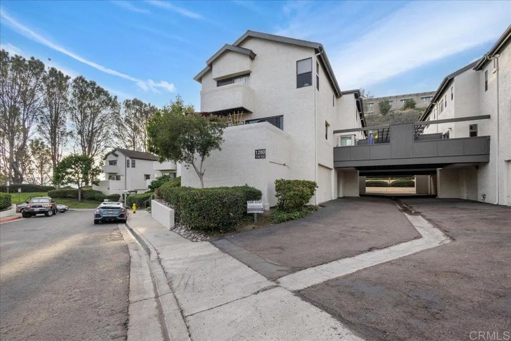 https://cdn.realtyfeed.com/cdn/127/306701040/eeb1137fe06727bddaaf7a1310a30e4d.webp