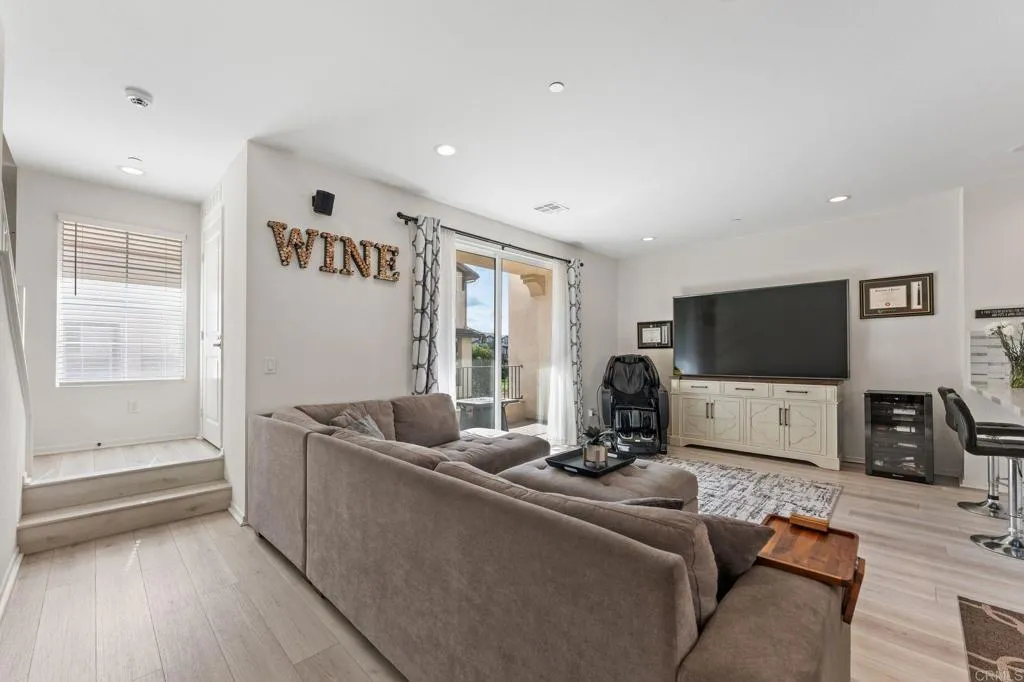 https://cdn.realtyfeed.com/cdn/127/306701065/74b27454bd21770a6c01bd6181fce7d6.webp
