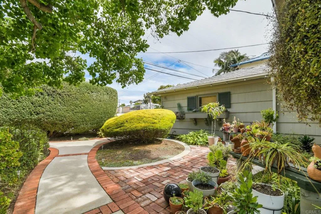 https://cdn.realtyfeed.com/cdn/127/306701106/bdf0db84383d7e7905b32bfe4404a481.webp