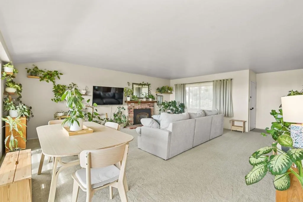 https://cdn.realtyfeed.com/cdn/127/306701106/f009a9b4c00a3504f128a242dfff3e7c.webp