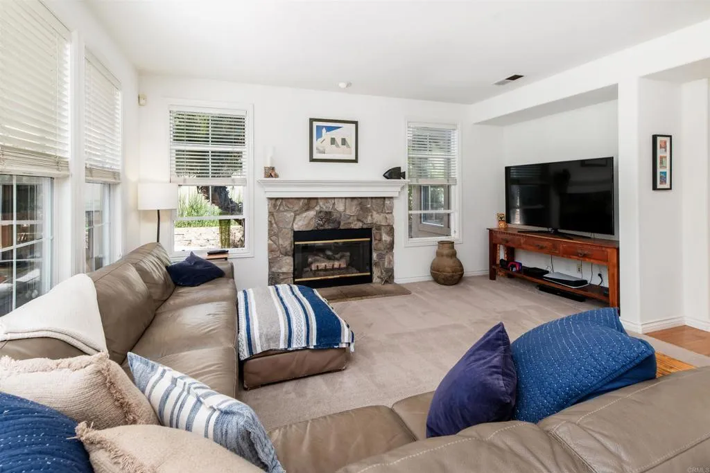https://cdn.realtyfeed.com/cdn/127/306701107/dc00965202c616a527be290ade1b826a.webp