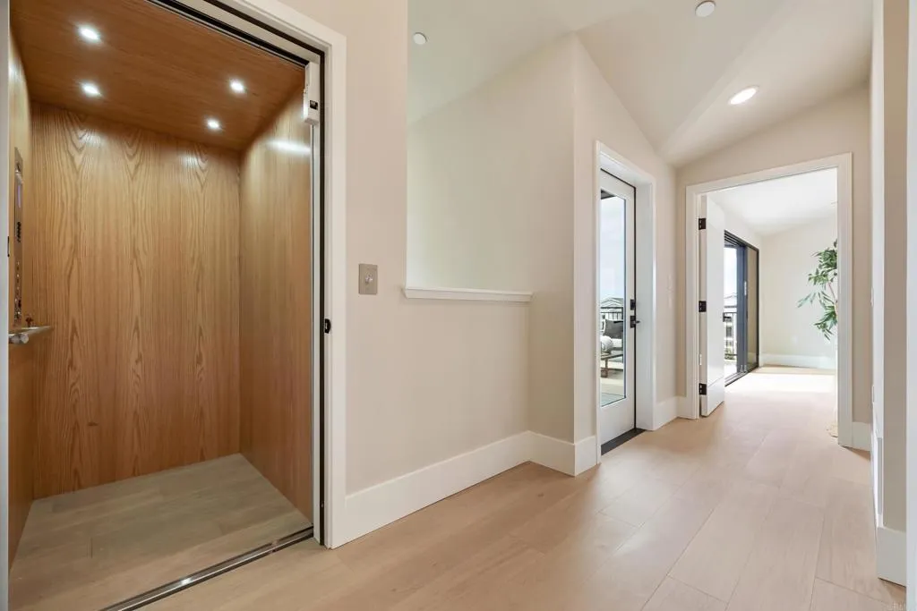 https://cdn.realtyfeed.com/cdn/127/306702051/50e1f7efb9ba634f2239bb50aa34fc6b.webp