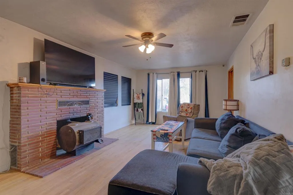 https://cdn.realtyfeed.com/cdn/127/306702234/5ab1e9ebb98a7d5283b468bfb7760c92.webp