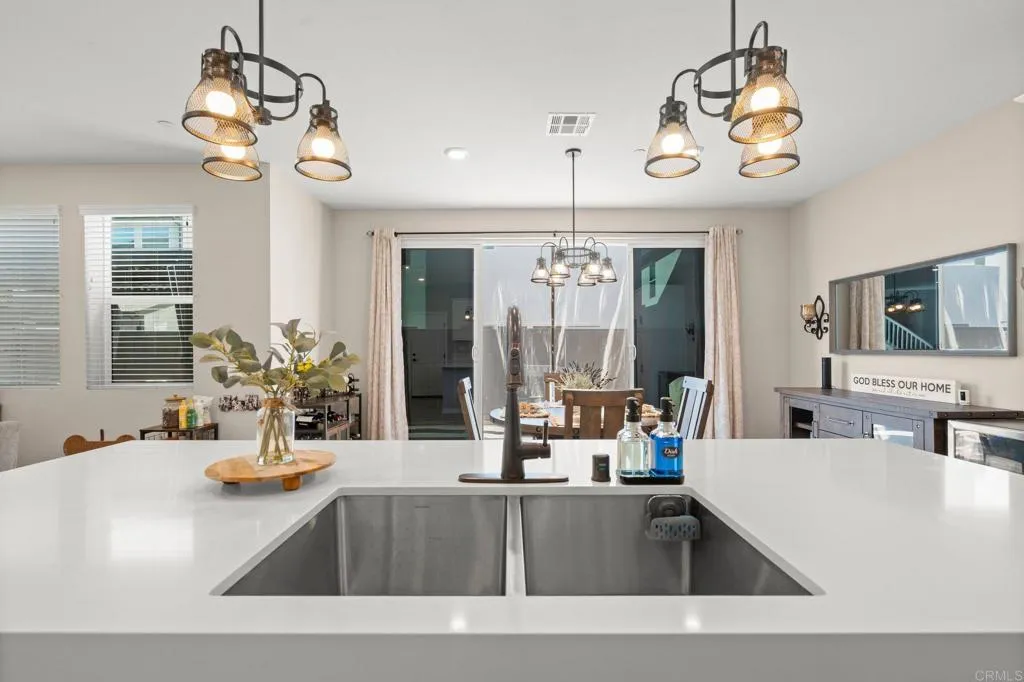 https://cdn.realtyfeed.com/cdn/127/306702309/cf9ad7aef20bff2eff4034cc156c272e.webp