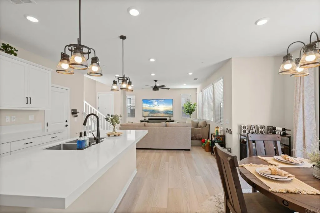 https://cdn.realtyfeed.com/cdn/127/306702309/db607a3552a2728971ad887ec84f6a13.webp
