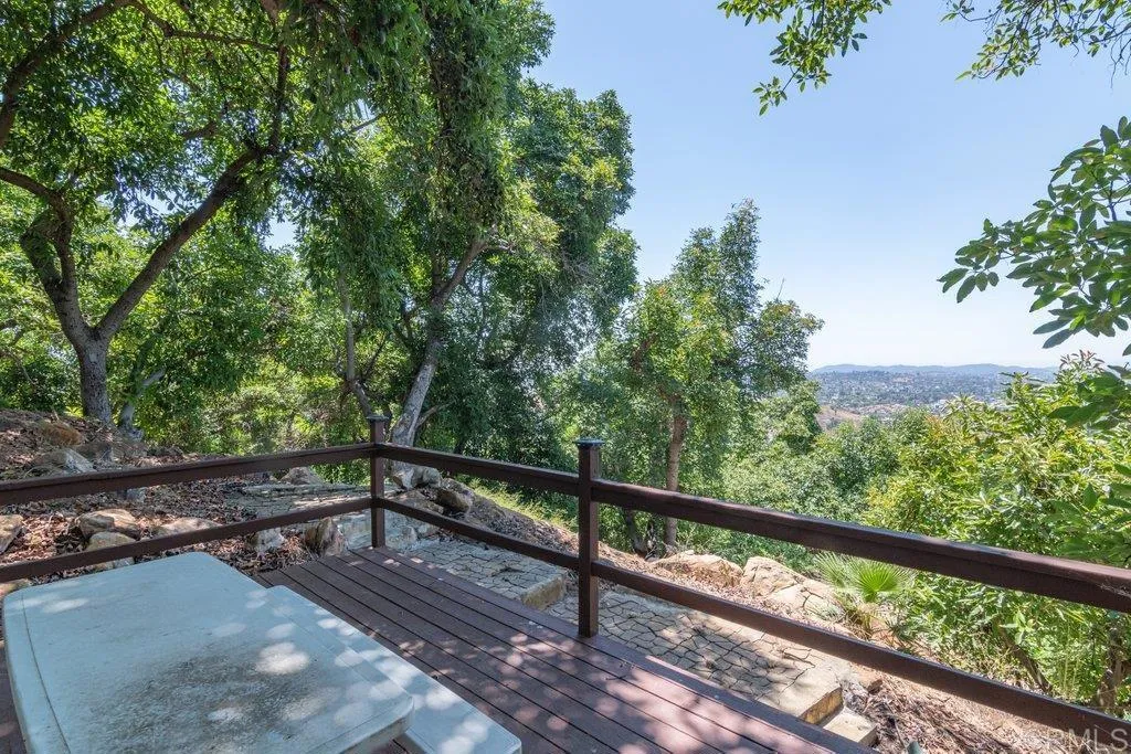 https://cdn.realtyfeed.com/cdn/127/306702574/da919d9c1c53bb4cd239f612bb440346.webp