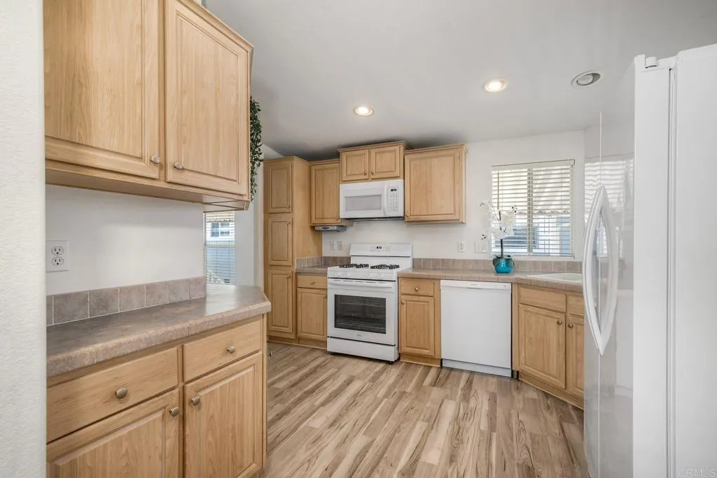 https://cdn.realtyfeed.com/cdn/127/306702831/1733edcf79e8189a3b08e63135e0e2ea.webp