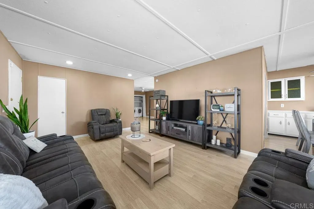 https://cdn.realtyfeed.com/cdn/127/306703372/7649ad161a87126da9573f4f970adbf9.webp