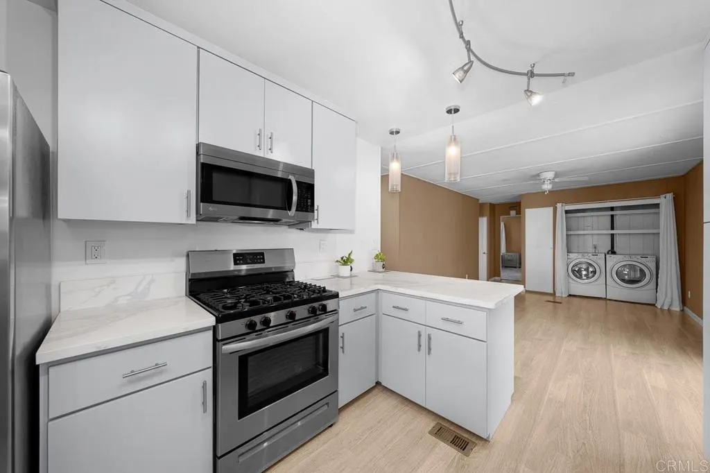 https://cdn.realtyfeed.com/cdn/127/306703372/84ae7f7e11c147db2730a0e5675a780b.webp