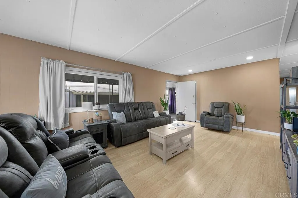 https://cdn.realtyfeed.com/cdn/127/306703372/ed337725660a710647ed714f281a089d.webp
