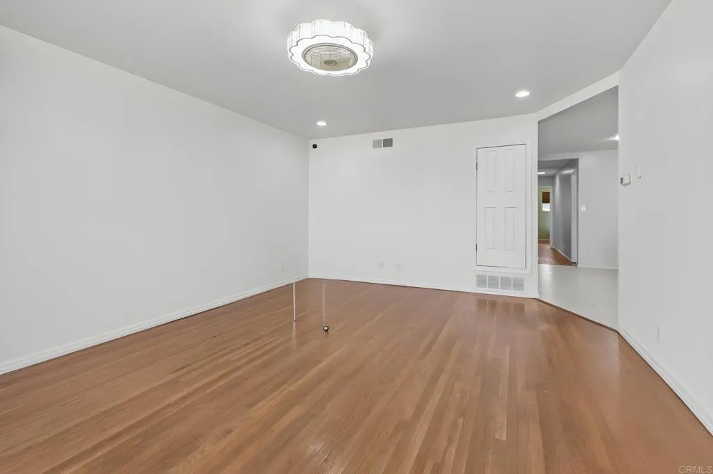 https://cdn.realtyfeed.com/cdn/127/306703402/8ac4ffd61aba0121accb92bd7f29c894.webp