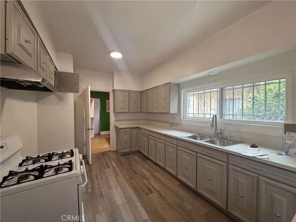 244 W 49th Street, Los Angeles, CA 90037 - Photo 3 of 34, Los Angeles, CA