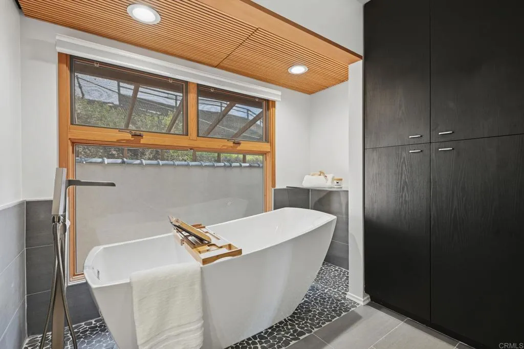 https://cdn.realtyfeed.com/cdn/127/306703708/1fdf1f35d1881b441319803478876dd7.webp