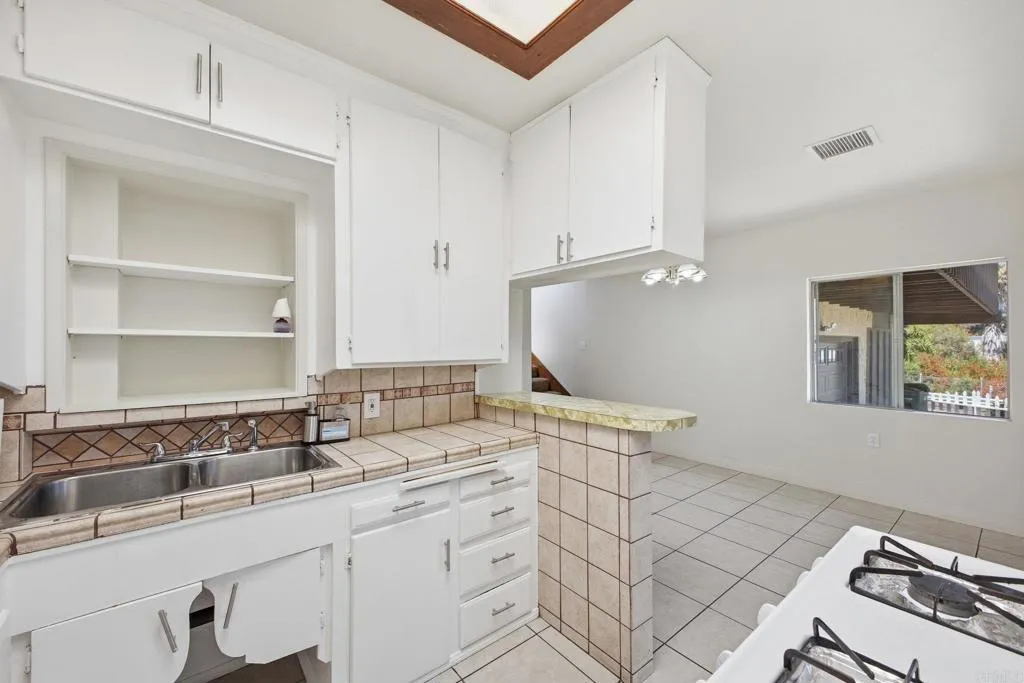 https://cdn.realtyfeed.com/cdn/127/306703713/0cf0c6c7929d8dd27488963f25e18aca.webp