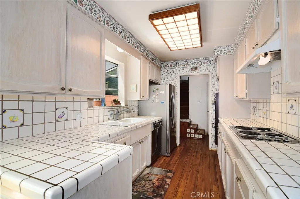 5300 Garden Grove Avenue, Tarzana, CA, 91356