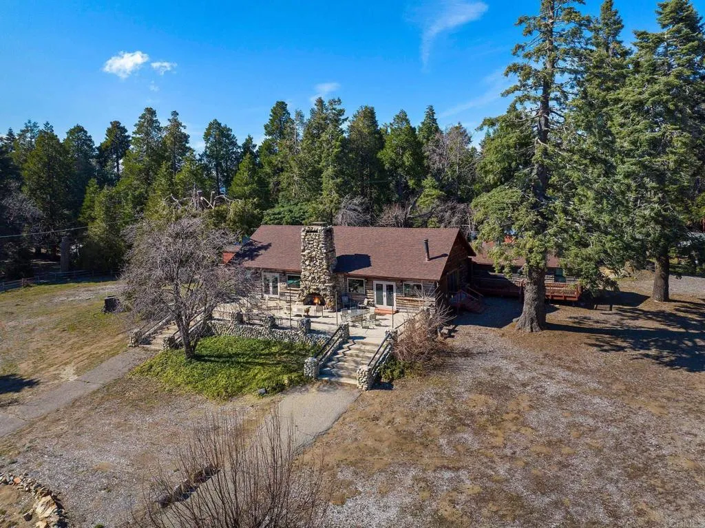 https://cdn.realtyfeed.com/cdn/127/306703857/351bac348b5fd6db4ce06ff144031cff.webp