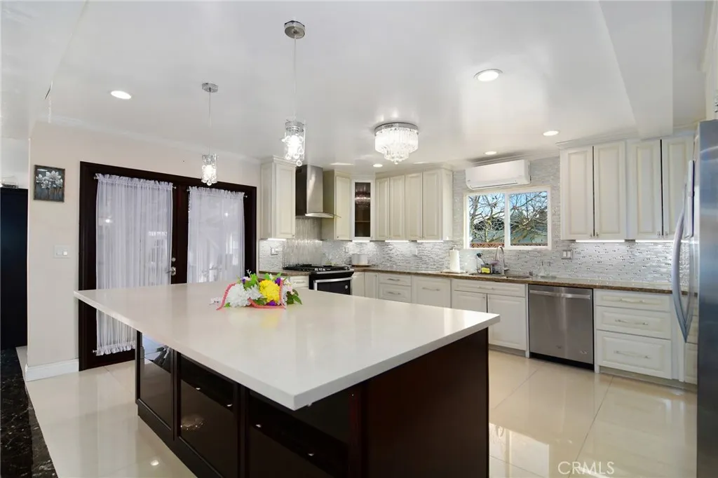 Woodland Hills, CA 91303