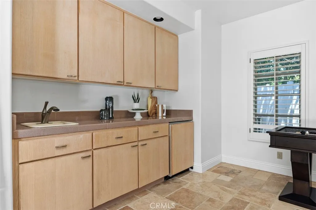 https://cdn.realtyfeed.com/cdn/127/306703895/834d0fd4c27679c3ca04c5291b72aa14.webp