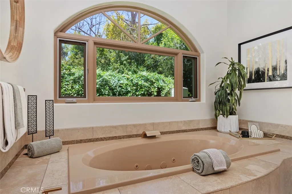 https://cdn.realtyfeed.com/cdn/127/306703895/f561bc79f4413983eff67758685ca0a3.webp