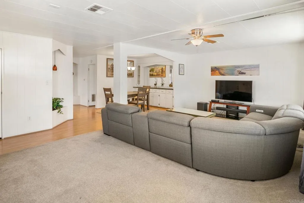 https://cdn.realtyfeed.com/cdn/127/306704107/fdaa8a877370a099bbb8bf06fc90f181.webp