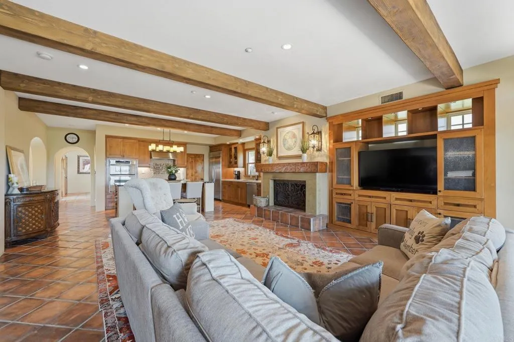 https://cdn.realtyfeed.com/cdn/127/306704130/760f24969ca042b46def0fe76de4138e.webp