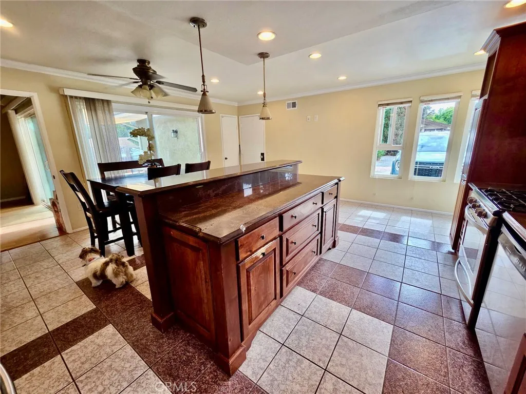 https://cdn.realtyfeed.com/cdn/127/306704132/daf53f177c7813d0749bf5f3e345f998.webp