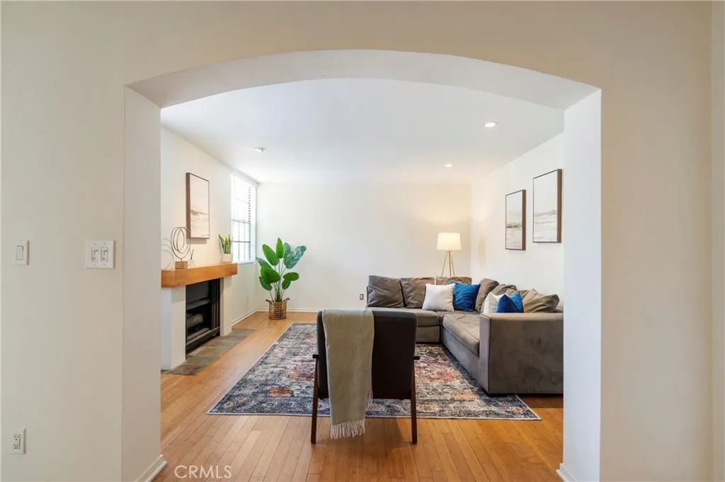 740 N Kings Road Unit 208, West Hollywood, CA 90069 - Photo 4 of 27, West Hollywood, CA