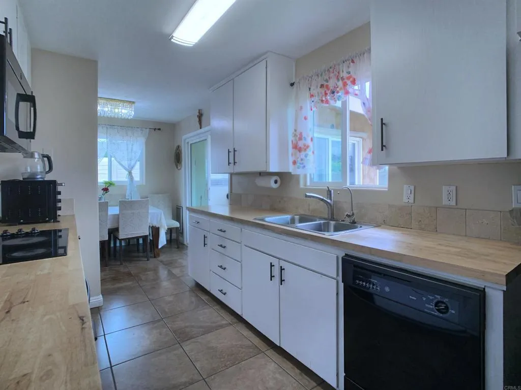 https://cdn.realtyfeed.com/cdn/127/306704372/3bac51305692f497b4b3fdd4dfeeede3.webp