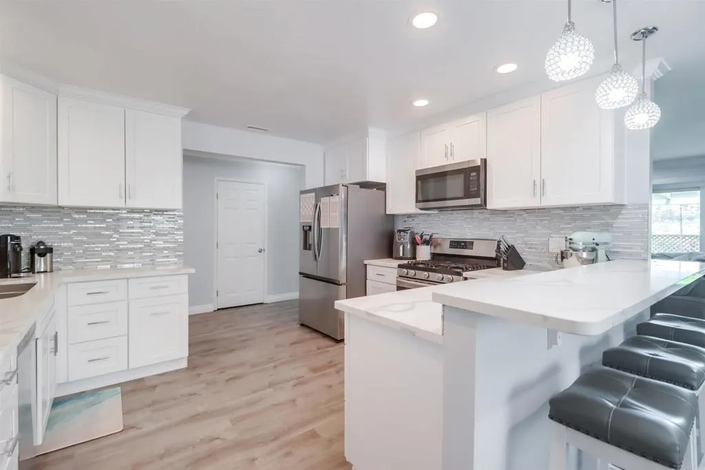 https://cdn.realtyfeed.com/cdn/127/306704448/b6a5a81158e3385060bcb0d7e378af09.webp