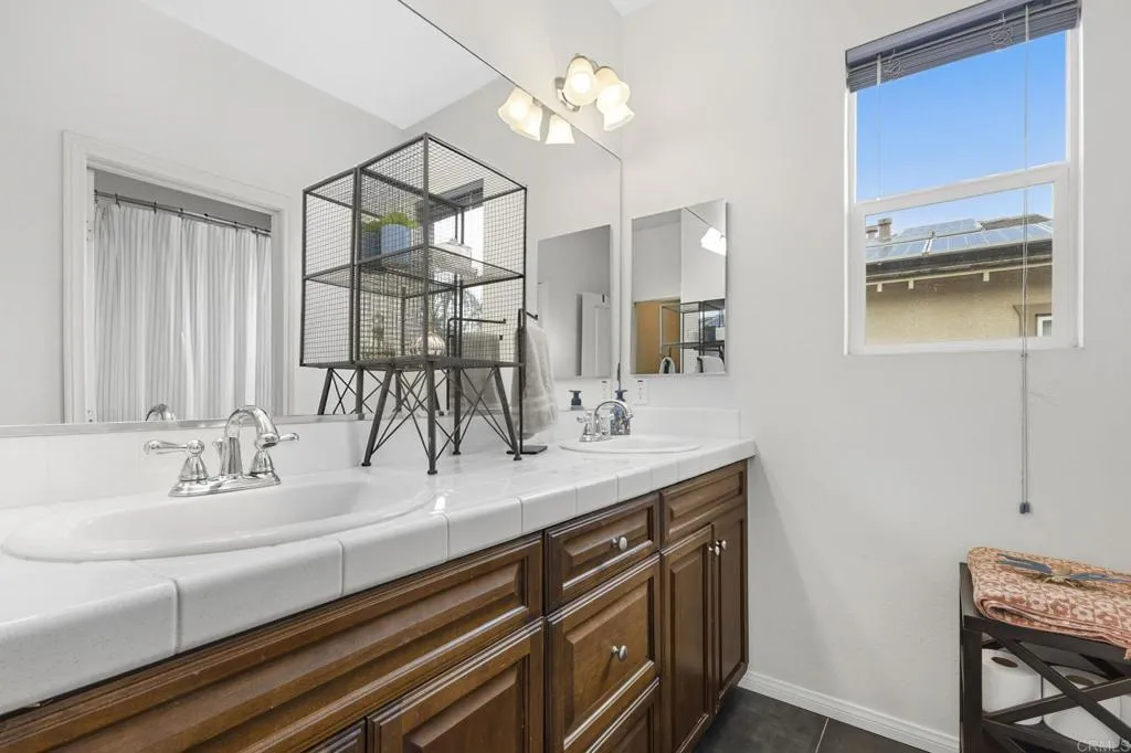 https://cdn.realtyfeed.com/cdn/127/306704509/718d1dee19646096657c35519d81b244.webp