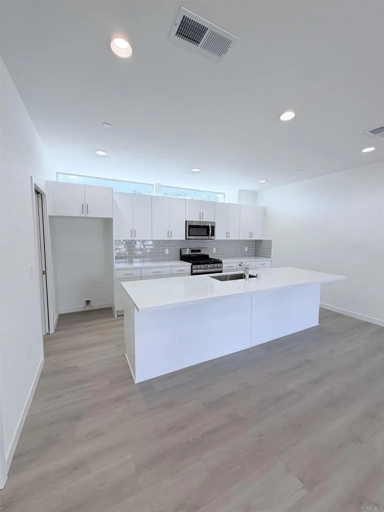 https://cdn.realtyfeed.com/cdn/127/306705227/8979d84756e008a8966231c47ff9d4c8.webp