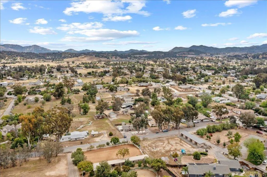 https://cdn.realtyfeed.com/cdn/127/306705375/1942776fd2faf43420cefc7510dcd189.webp