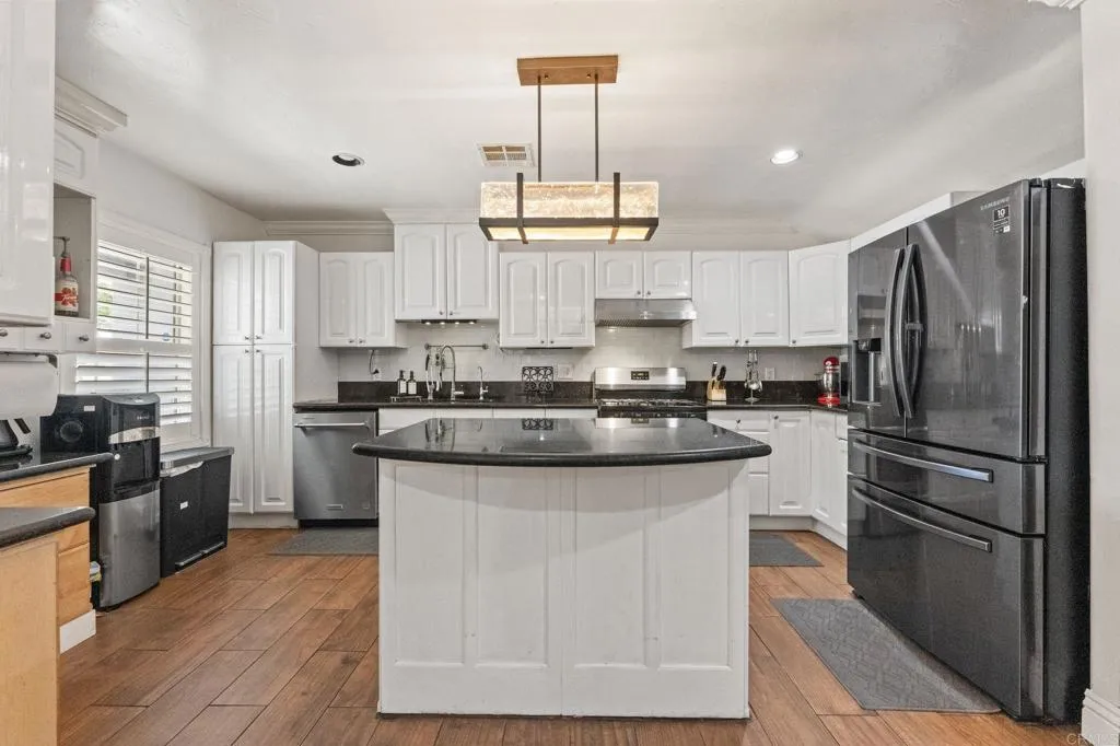 https://cdn.realtyfeed.com/cdn/127/306705514/ec87b8134cacf1406f0a65fd94c3a7e1.webp