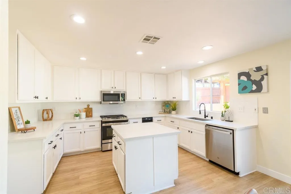 https://cdn.realtyfeed.com/cdn/127/306705759/00af3309d66ac3caa1bdaef0fd126c05.webp